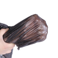 Sac poubelle en plastique noir sur rouleau pour les déchets ménagers