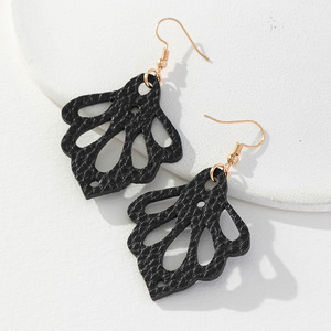Pendientes de cuero huecos con forma de lágrima negra, accesorio de moda con forma de planta - Product Image 3