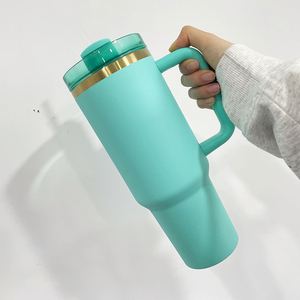 Vaso Térmico de Acero Inoxidable de Doble Pared con Asa y Popote, Chapado en Oro, de 40oz, para Exteriores, con Diseño de Logotipo Personalizado H2.0, para Grabado - Product Image 4