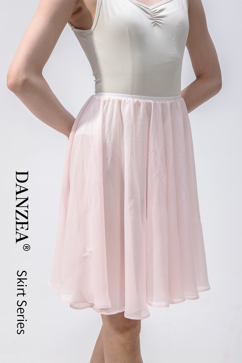 Vestido de corte entallado color blanco polvo.