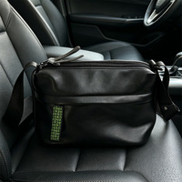 Sac bandoulière tendance en cuir PU souple pour homme, avec étiquettes d'accessoires personnalisables, sac messager simple pour usage quotidien en extérieur