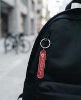 Porte-clés mousqueton rectangulaire en alliage de zinc argenté, émaillé rouge, avec logo 'HOTSHOP' personnalisé en relief, style dessin animé, pour boutique de détail, souvenir de marque, cadeau