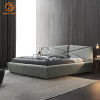 Lit plateforme géométrique moderne, lit avec tête de lit inclinée rembourrée en tissu texturé pour chambre à coucher et maison contemporaine