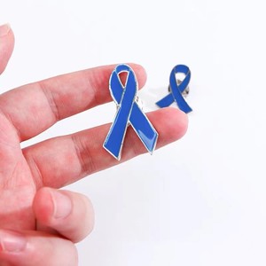 La spilla con nastro rosso e blu più venduta in Europa e America per il Giorno Mondiale, con il logo promozionale di Ocean Co. - Product Image 3