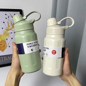 Bouteille d'eau isotherme moderne en acier inoxydable de grande capacité (840 ml) avec paille et poignée, idéale pour la rentrée scolaire - Product Image 4