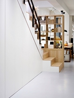 Armoire de rangement moderne blanche pour escalier duplex, design sans poignée à ouverture par pression, porte à charnières sous les escaliers, meuble de maison