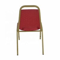 Chaise de banquet trapézoïdale empilable en tissu bordeaux durable avec cadre doré et dossier en acier inoxydable de qualité supérieure