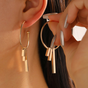 Boucles d'oreilles clous géométriques et en forme de <span class=keywords><strong>c</strong></span>œur en alliage de zinc plaqué or - Double anneau en <span class=keywords><strong>C</strong></span> et design torsadé - Cadeau tendance pour femme - Product Image 2