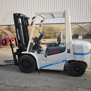 Used TCM FD30 3 Ton Diesel Forklift with Hydraulic Side Shifter Three-section <b>Frame</b> 3m Lifting Height Fwd Drive - Product Image 5