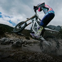 Moto électrique légère Surron Light Bee 2.0 pour sentiers de montagne, 78,54 V 45 Ah, longue autonomie, tout-terrain, pour adultes, capable de faire des wheelies