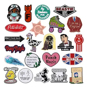 Broche Criativo de Liga Metálica com Tema de Gato Preto e Branco em Estilo Café Preguiçoso, Emblema de Metal com Técnica de Revestimento - Product Image 1