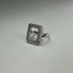 Anillo de acero inoxidable con marco rectangular chapado en oro PVD para la fabricación de componentes de joyería - Product Image 1