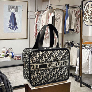 Nouvel ensemble de trousses de toilette de voyage de luxe en PU, imprimées et brodées, avec grande fermeture éclair, portables et tendance, vente en gros 2026 - Product Image 3