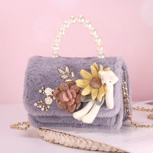 नवीनतम शैली सर्दियों लड़कियों मिनी दूत बैग मोती पोर्टेबल श्रृंखला हैंडबैग भालू प्यारा आलीशान बच्चों के लिए Crossbody बैग - Product Image 4