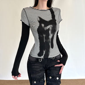 Camiseta Casual de Mujer, Ajustada, Tejida, Ecológica, Elástica, en Color Oscuro Sólido con Estampado Minimalista de Rayas Animales - Product Image 2