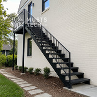 Escalier extérieur en acier sur mesure pour balcon résidentiel, fabrication architecturale, support technique