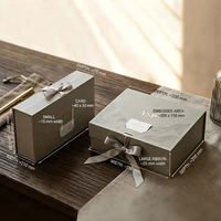 Caja Magnética Gris Cálido con Logotipo Personalizable, Contenedor Rígido Premium con Patrón Ondulado en Relieve para Empaque Corporativo VIP
