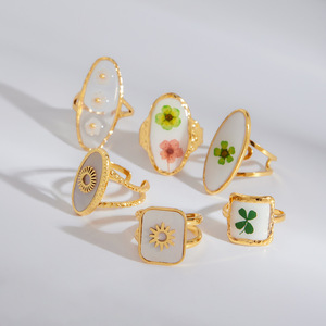 Anillo de Flores Preservadas en Acero de Titanio con Forma Geométrica, Joyería Unisex para Regalo - Product Image 3
