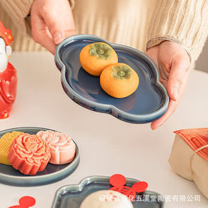 Plato de porcelana de forma irregular de la cerámica Wuxitang de Dehua, Fujian, para servir postres en bodas. - Product Image 4