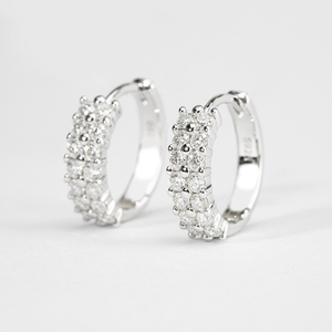 Pendientes Huggie de Lujo para Mujer, Corte Brillante Redondo, Moissanita con Engaste de Garras, Joyería de Plata S925 - Product Image 2