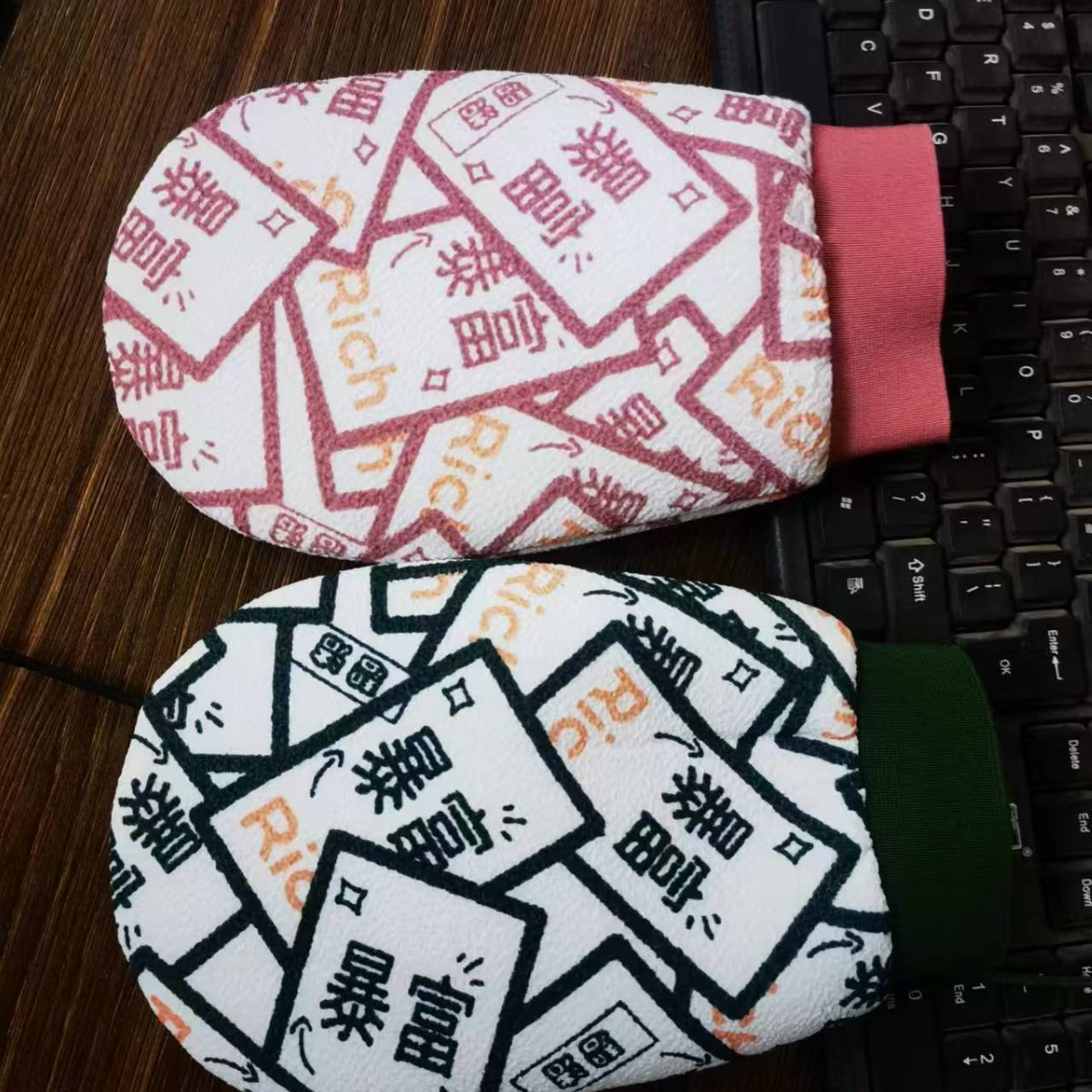 Un par de guantes rojos