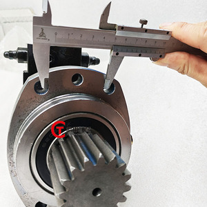 Moteur hydraulique de rotation/basculement 6676397, pièce de machine de construction pour mini-excavatrice 322 - Product Image 5