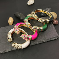 Bracelet manchette ouvert tendance à double tête de léopard émaillée, accessoire de mode animalier, best-seller transfrontalier