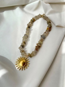 Collier ras du cou ajustable en pierres naturelles plaqué or 18 carats avec breloque soleil et perles de cristal de guérison géométriques vintage (Quartz Rose, Améthyste) - Product Image 3