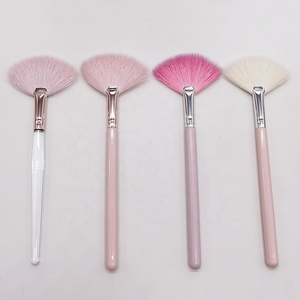 <span class=keywords><strong>Brosse</strong></span> à nuage de taille moyenne <span class=keywords><strong>Brosse</strong></span> à éventail en poils de chèvre doux et naturels Masque facial <span class=keywords><strong>Brosse</strong></span> à éventail rose pour le <span class=keywords><strong>visage</strong></span> - Product Image 1