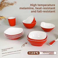 Service de table moderne et minimaliste en mélamine colorée de 17 pouces, comprenant assiettes, tasses, cuillères, petit plateau pour repas, riz et condiments