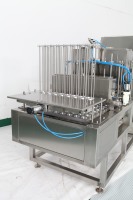 Machine automatique de remplissage et de scellage de gobelets pour yaourt, jus, lait, thé