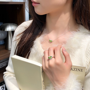 Conjunto de joyería transfronteriza de plata pura S925 con cristal natural en forma de corazón, piedra de olivo, cadena para clavícula y anillo de oreja, estilo temperamental. - Product Image 4