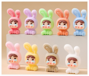 Miniatura di bambola che piange, colorata e floccata, con coniglietto 3D, ciondolo per bambini, sorpresa in sacchetto portafortuna. - Product Image 1