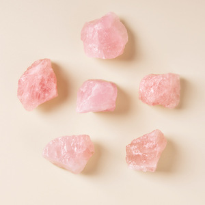 Cristaux <span class=keywords><strong>de</strong></span> quartz rose clairs <span class=keywords><strong>de</strong></span> qualité supérieure en gros, pierres naturelles brutes en vrac pour la décoration, pierres <span class=keywords><strong>de</strong></span> guérison, artisanat en <span class=keywords><strong>cristal</strong></span> - Product Image 1