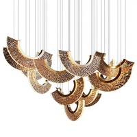 Lustre en cristal semi-circulaire sur mesure avec source de lumière LED, corps doré, service d'installation pour escaliers de luxe