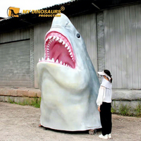 Sculpture de requin mégalodon grandeur nature pour la décoration de ma boutique de surf Dino, vie en plein air