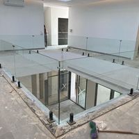 Rampe en verre pour escalier moderne avec panneaux en verre trempé sans cadre et supports de base en acier inoxydable