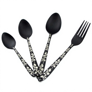Juego de cubiertos negros de 4 piezas con mangos de diseño floral blanco, personalizables y duraderos, juegos de cubiertos modernos para uso en la cena. - Product Image 1