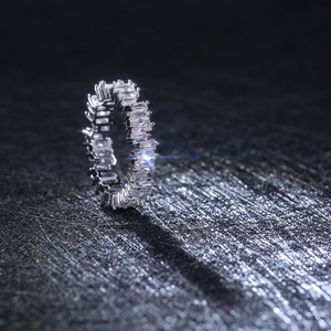 Anello da Donna con Barra Verticale Irregolare e Accento in Pietra, Gioiello da Dito di Tendenza - Product Image 3