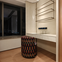 Meuble de chambre à coucher de luxe moderne : Armoire, coiffeuse cintrée, dressing en verre avec rangement et placards à vêtements avec tiroirs