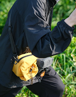 Sac banane tendance en nylon à blocs de couleur avec double compartiment, poche à cordon et à boucle, et sangle réglable