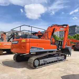 รถขุด Doosan DX300LC-9C ขนาด 30 ตัน สีส้ม เครื่องยนต์ดีเซล ระบบไฮดรอลิก แขนมาตรฐาน ห้องโดยสารแบบปิด สภาพใหม่และมือสอง พร้อมเครื่องยนต์ เกียร์ และปั๊ม - Product Image 3