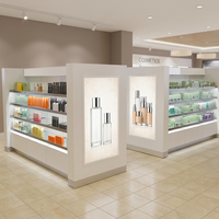 Présentoir autoportant de luxe pour boutiques, unité de gondole avec panneau de signalisation rétroéclairé par LED intégré, étagères en verre, armoire de rangement blanche