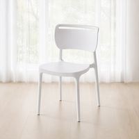 Chaise en plastique moulé avec dossier découpé et pieds coniques, siège moderne et coloré pour événements, cafés et restaurants