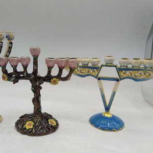 Ménorah en métal orné - Finition émail et alliage - Cadeaux Judaïca personnalisés - Chandeliers de Shabbat en gros pour la fête du Shabbat - Product Image 3