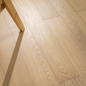 Tablas de madera de nogal multicapa con acabado UV liso, antideslizantes, grado francés ABCD, de 12 mm y 16 mm, con sistema T&G, para pisos de hoteles boutique. - Product Image 1