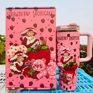 Venta al por mayor: Vaso térmico de acero inoxidable de 40 oz con diseño de fresa de dibujos animados para niñas, con asa y tapa con pajita. - Product Image 1