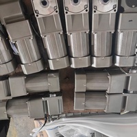 Réducteur de vitesse à engrenages à angle droit avec petit moteur électrique triphasé AC 25W~1500W 220V pour équipement de convoyeur de déchets