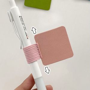 Support de stylo élastique en cuir PU promotionnel avec dos adhésif pour carnets, tablettes et journaux - Product Image 4