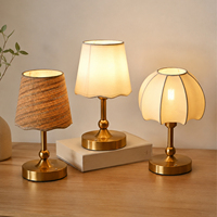 Lampe de table en métal doré de style nordique avec abat-jour en tissu, lampe de bureau LED à intensité variable pour la table de chevet de la chambre à coucher